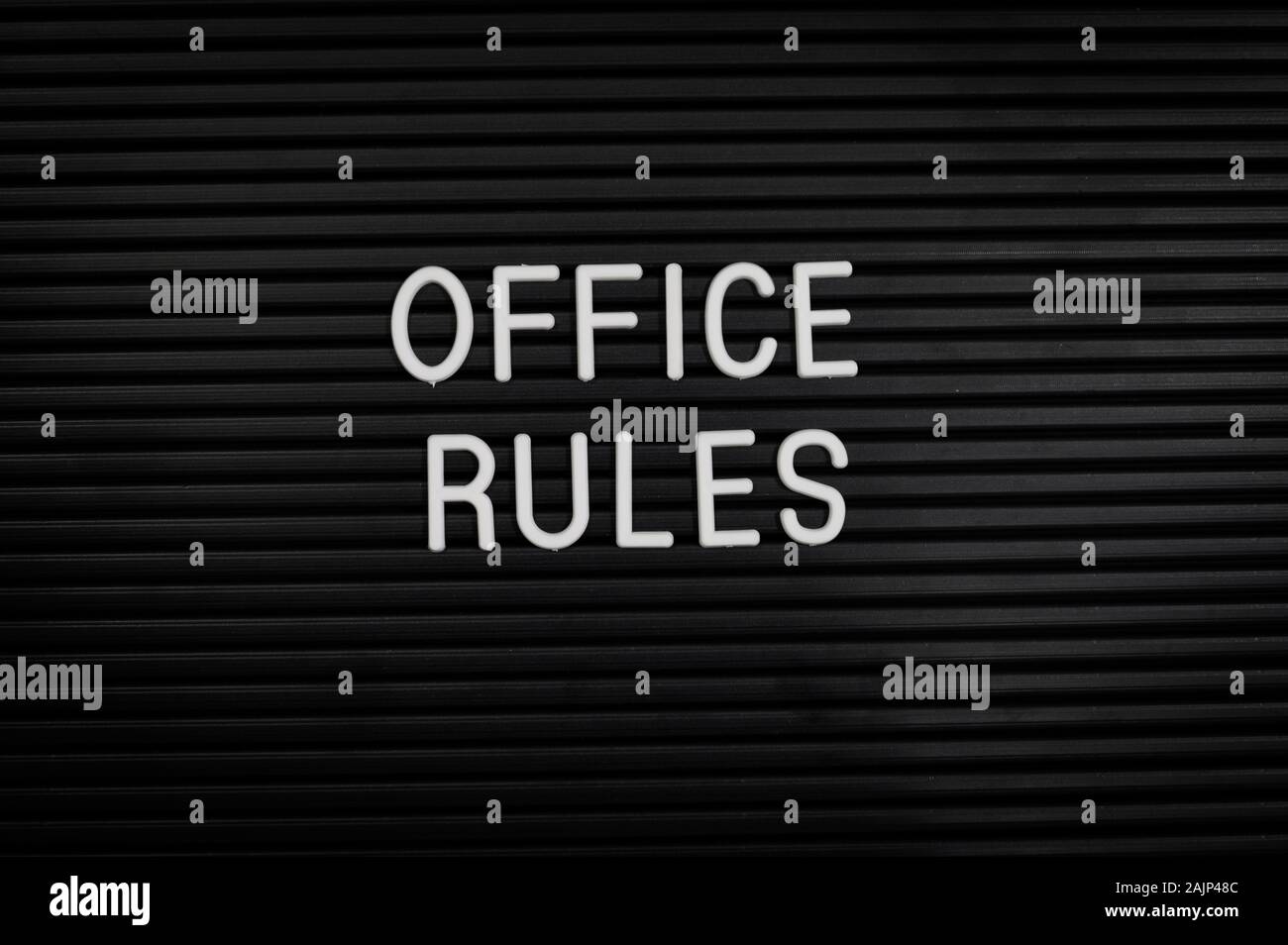 Reglamento de la oficina sobre una black letterboard Foto de stock