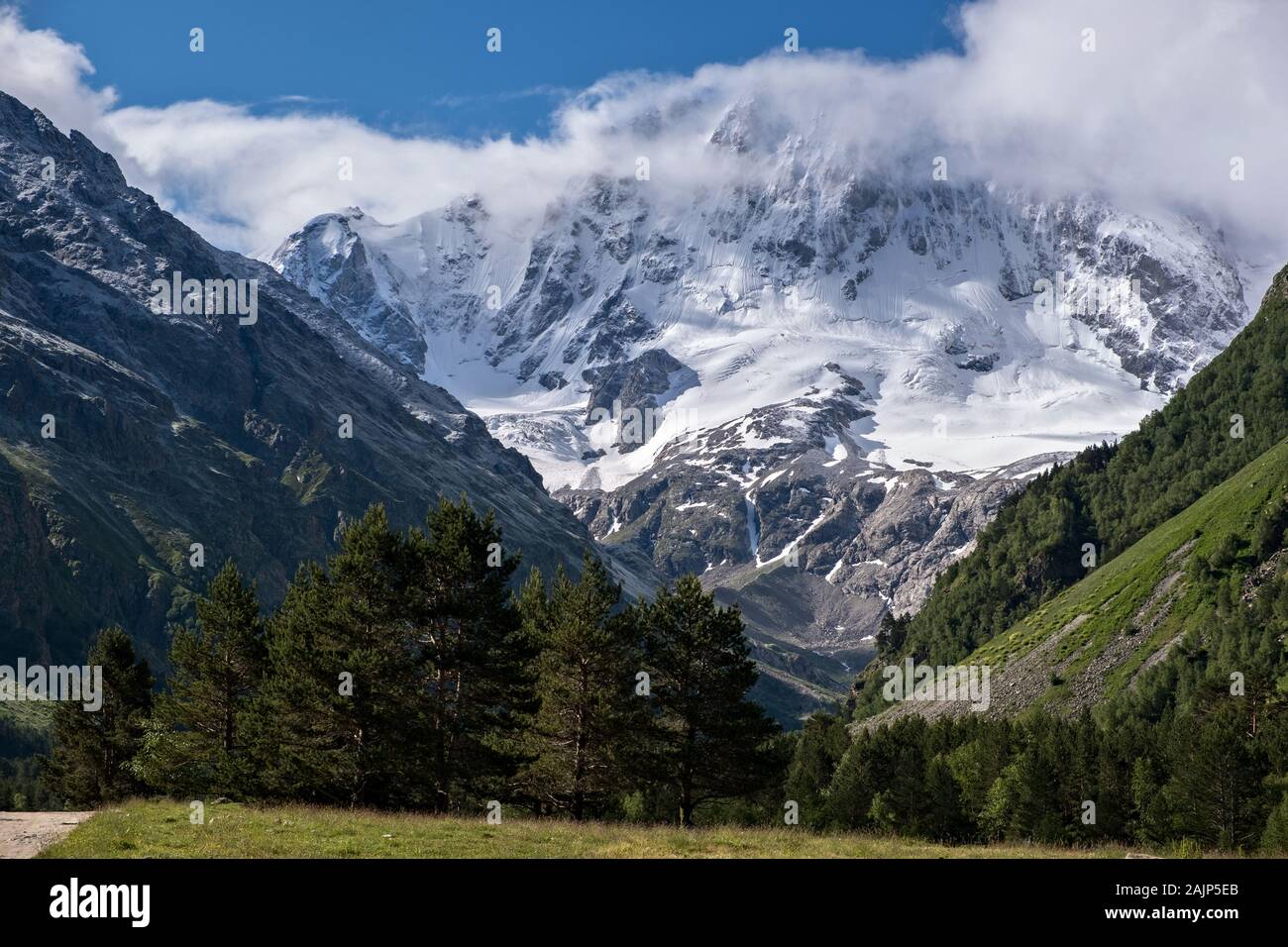 Glaciar y Adyrsu Ullutau Gorge. Norte del Cáucaso Foto de stock