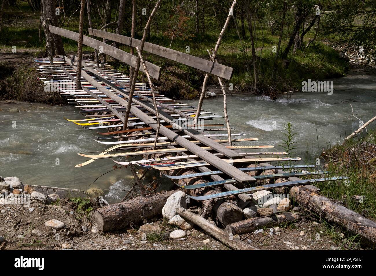 Puente de madera hecha de cielos antiguos, en Rusia, el Cáucaso del Norte Foto de stock