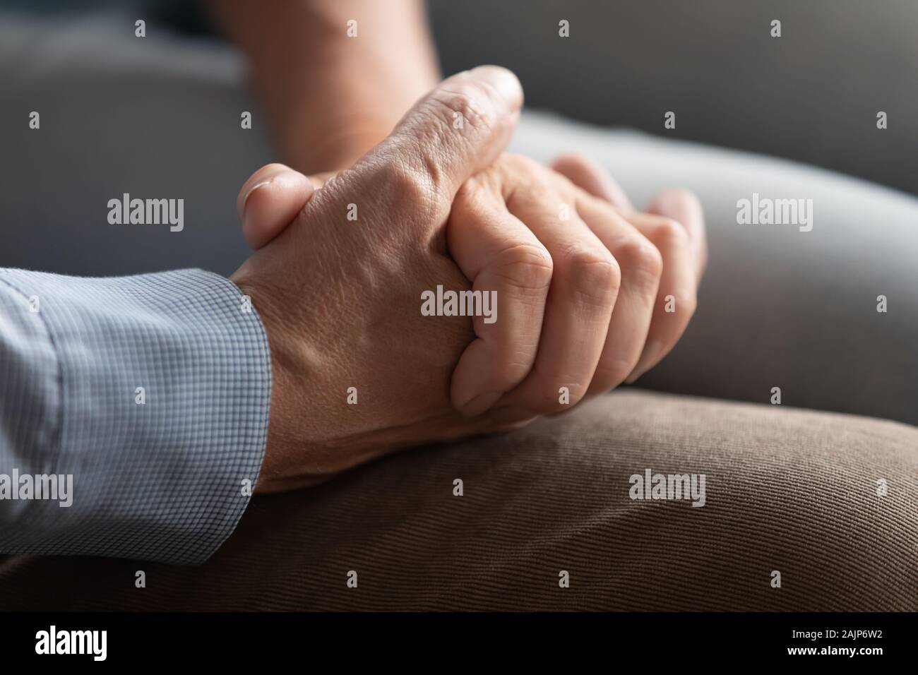 Vista de cerca de pareja de ancianos tomados de la mano Foto de stock