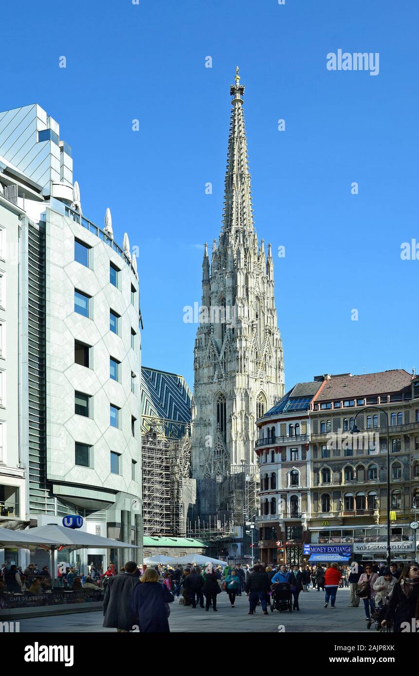 Viena, Austria - El 27 de marzo de 2016: multitud de personas no identificadas en Stephansplatz con Haas Haus y la catedral Stephansdom, en el centro de la ciudad Foto de stock