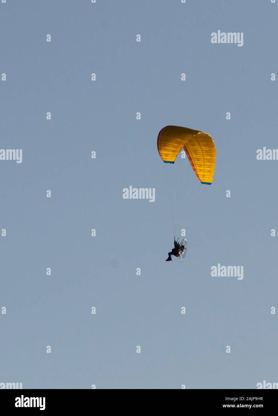 Utilizando un ala de parapente motorizada sobre Atenas Grecia Foto de stock