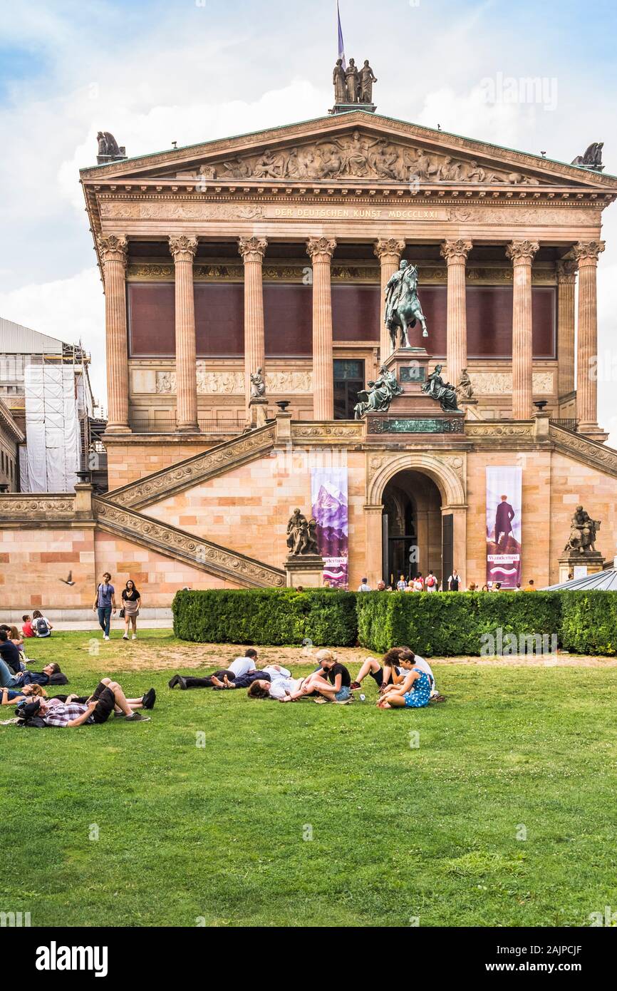 Los visitantes relajarse en los jardines de la Alte Nationalgalerie, antigua galería nacional Foto de stock