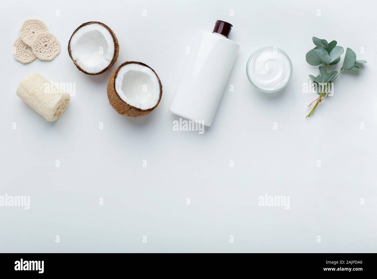 Champú casero Natural hecha de aceite de coco, crema hidratante facial y  almohadillas reutilizables sobre fondo blanco, espacio de copia Fotografía  de stock - Alamy