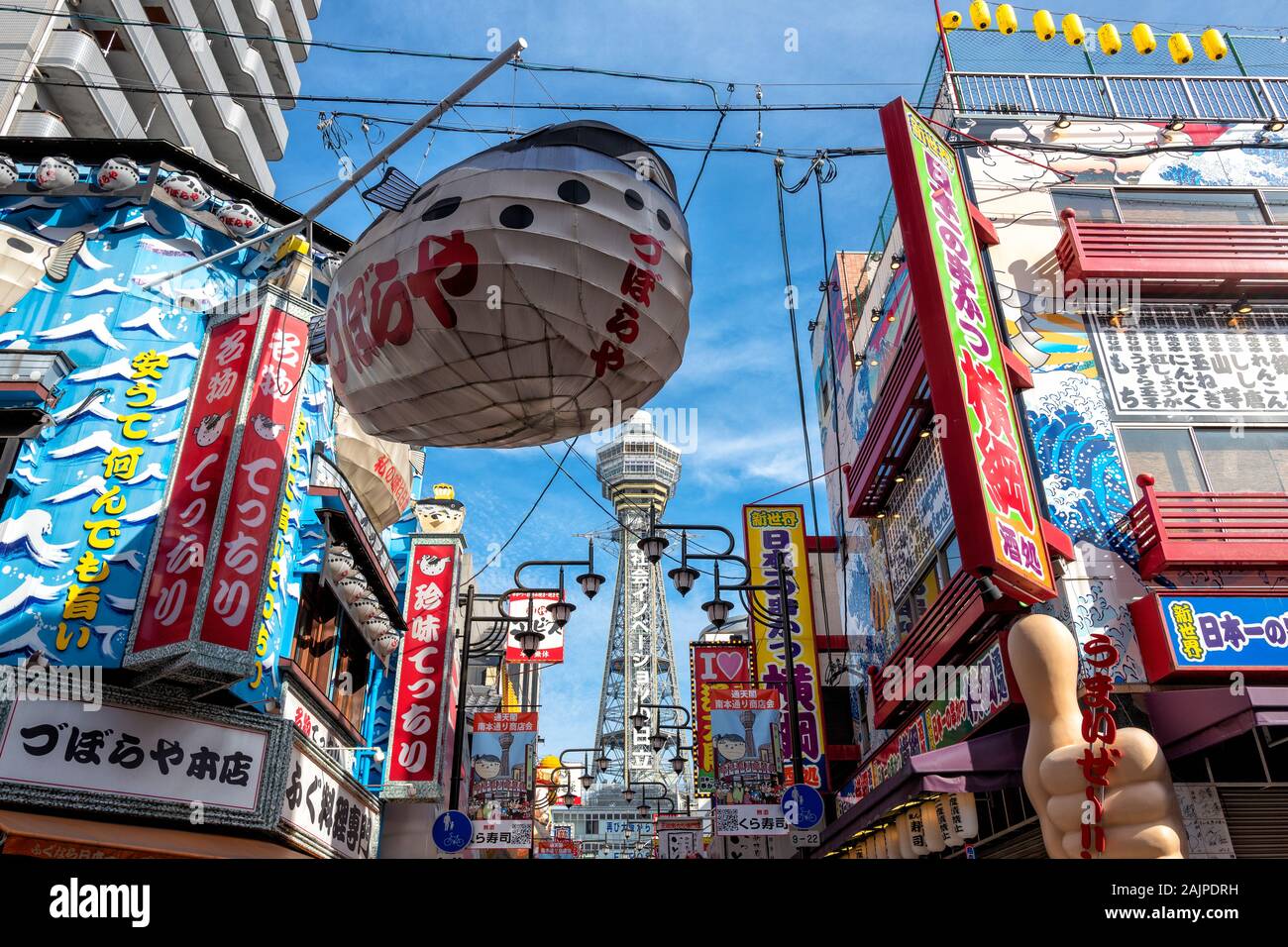 OSAKA, Japón - 6 de noviembre de 2019: Streetview de la torre Tsutenkaku de Osaka, Japón Foto de stock
