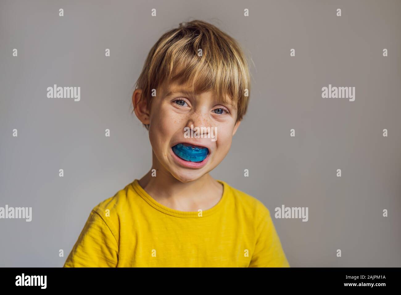 Niño de seis años muestra myofunctional formador. Ayuda a equilibrar el crecimiento de los dientes y corregir la mordida, desarrollar el hábito de respiración bucal. Corrige la posición Foto de stock
