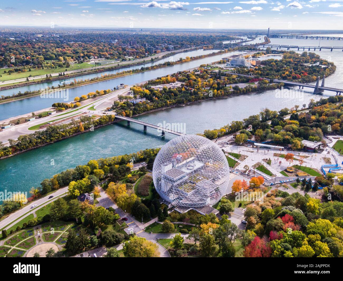 Vista aérea de Montreal mostrando la biosfera Museo Ambiente y Río San Lorenzo en la temporada de otoño en Quebec, Canadá. Foto de stock