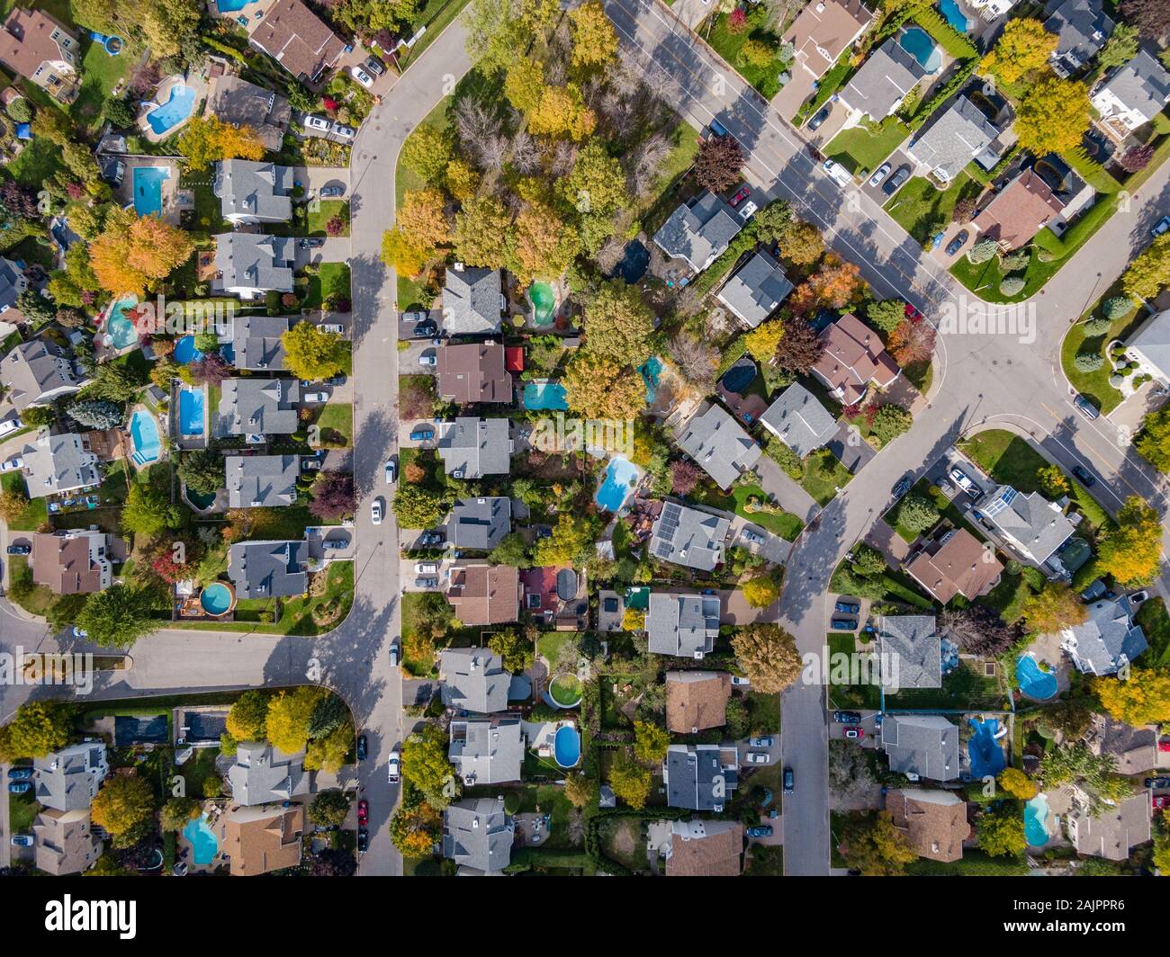 Vista superior de antena del barrio residencial con árboles cambiando de color durante la temporada de otoño en Montreal, Quebec, Canadá. Foto de stock