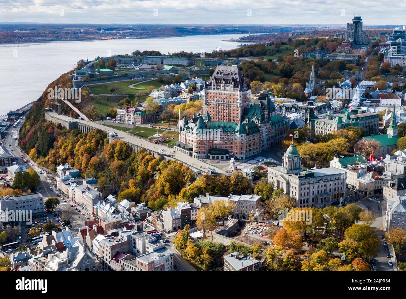 Vista aérea del Castillo Frontenac en Quebec ciudad Vieja durante la temporada de otoño, Quebec, Canadá. Foto de stock