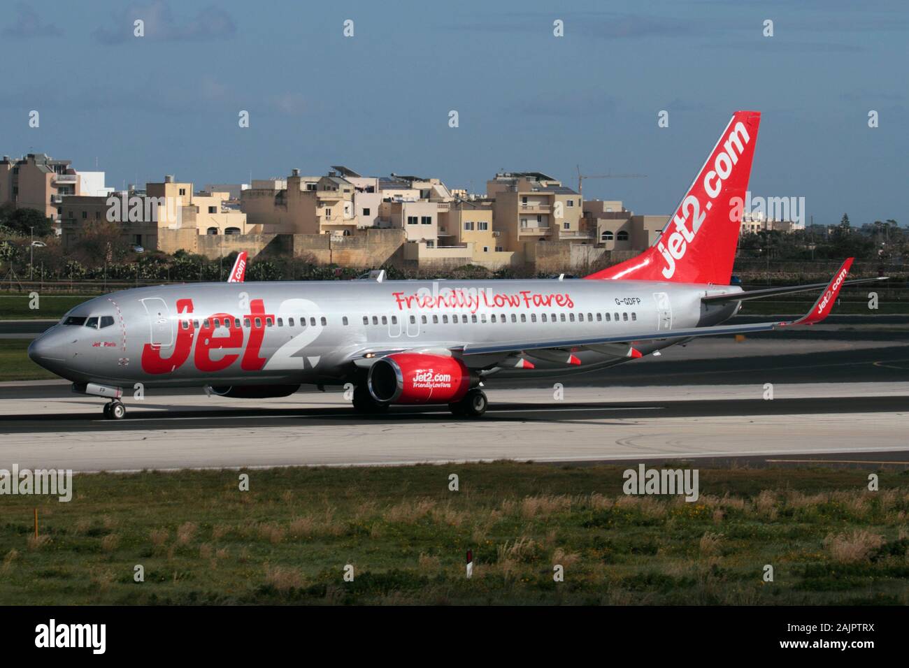 Boeing 737-800 avión de pasajeros perteneciente a la aerolínea británica de bajo coste Jet2 en la pista de aterrizaje mientras despegaba de Malta. Vuelos baratos. Foto de stock