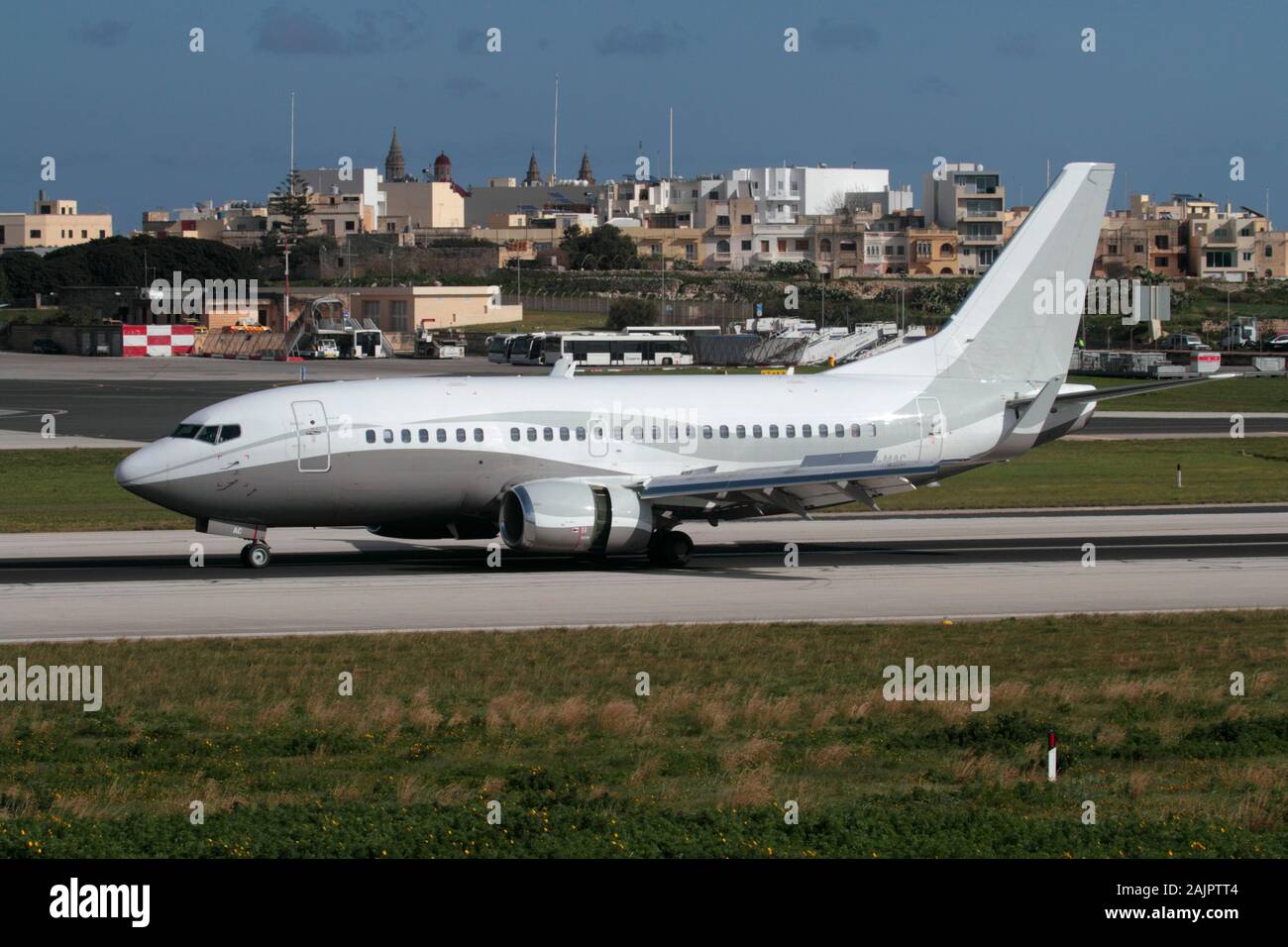 Avión Boeing 737-500 de pasajeros perteneciente a la empresa fletadora basada en Malta Maleth Aero a la llegada en destino en Malta Foto de stock