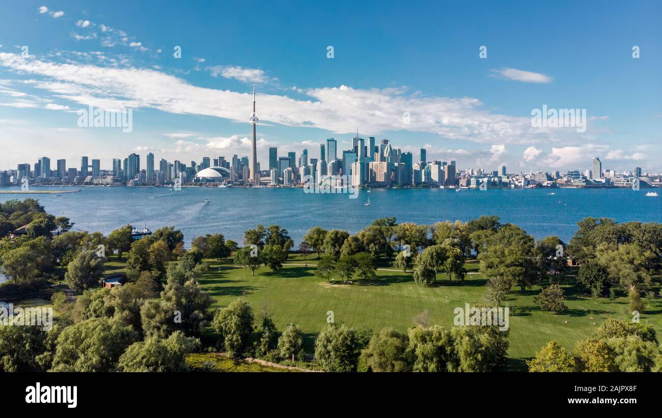 Vista aérea del horizonte de Toronto mostrando el Lago Ontario, Isla central en Toronto, Ontario, Canadá. Foto de stock
