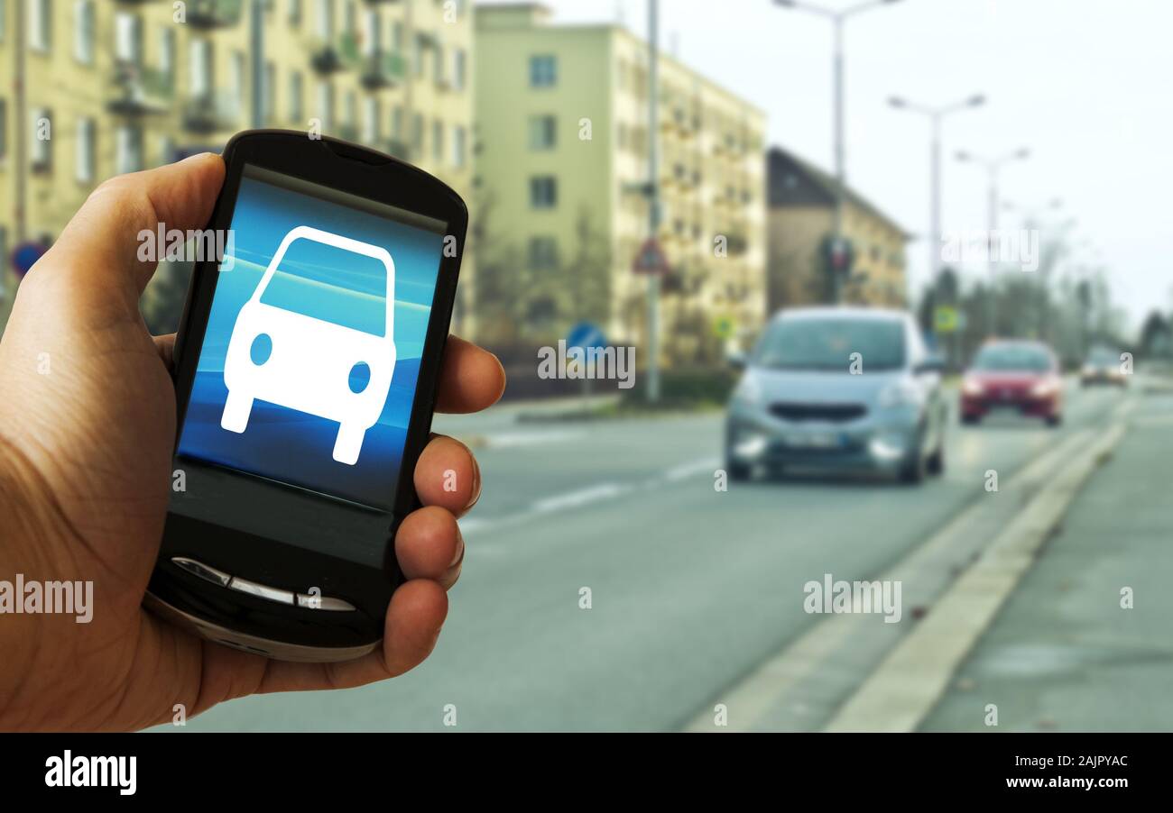 Mano sujetando un smartphone con un icono de coche, concepto de coche compartido, app por taxi, coche o Super apps Foto de stock