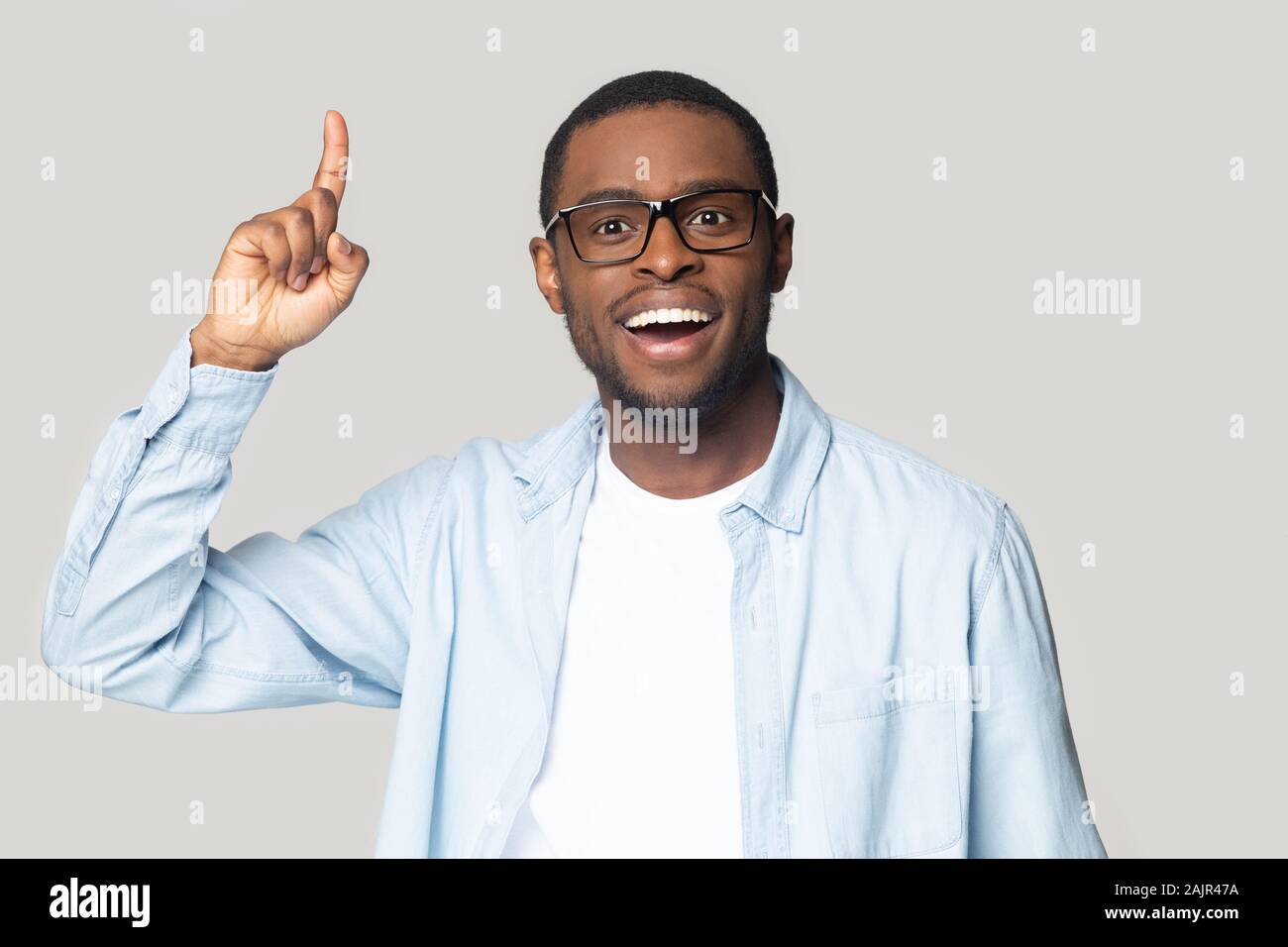 Guy africanos plantearon el dedo índice subió con gran idea Foto de stock