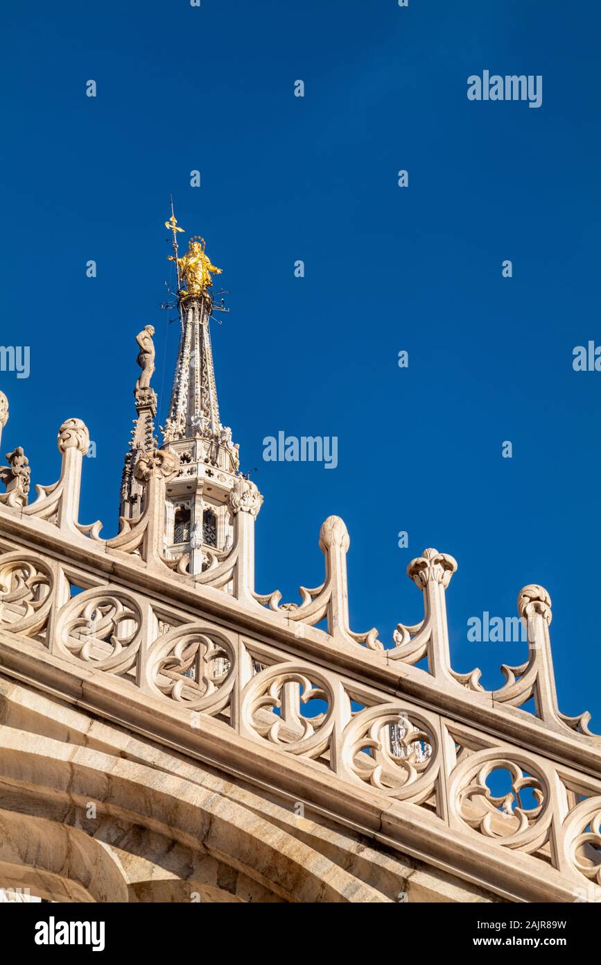 Milán, Italia. La Madonna de oro en la parte superior de la catedral del Duomo. Foto de stock