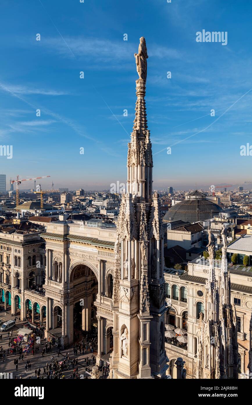 Milán, Italia. El paisaje urbano de las torres de la Catedral del Duomo. Foto de stock