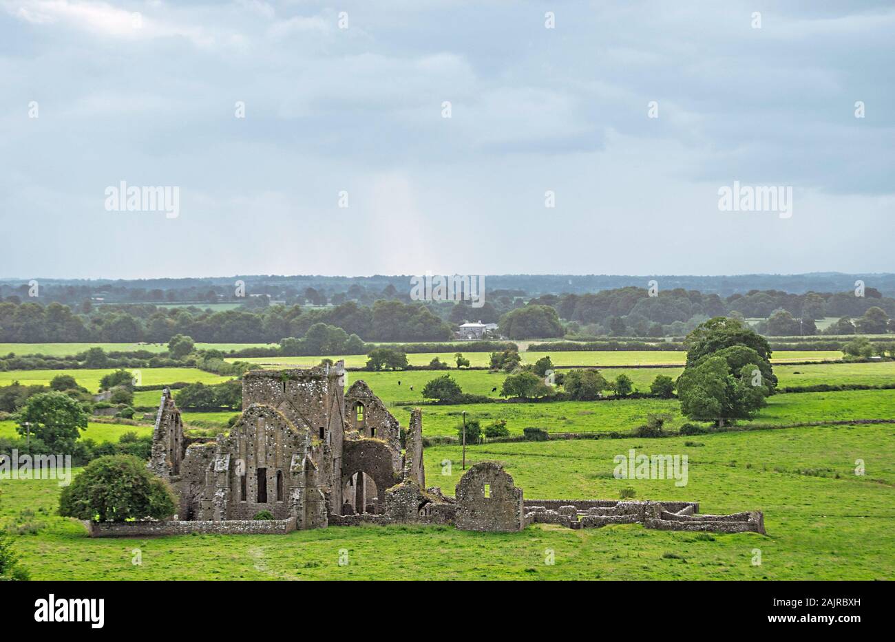 Las ruinas del castillo viejo en el grasland de Irlanda Foto de stock