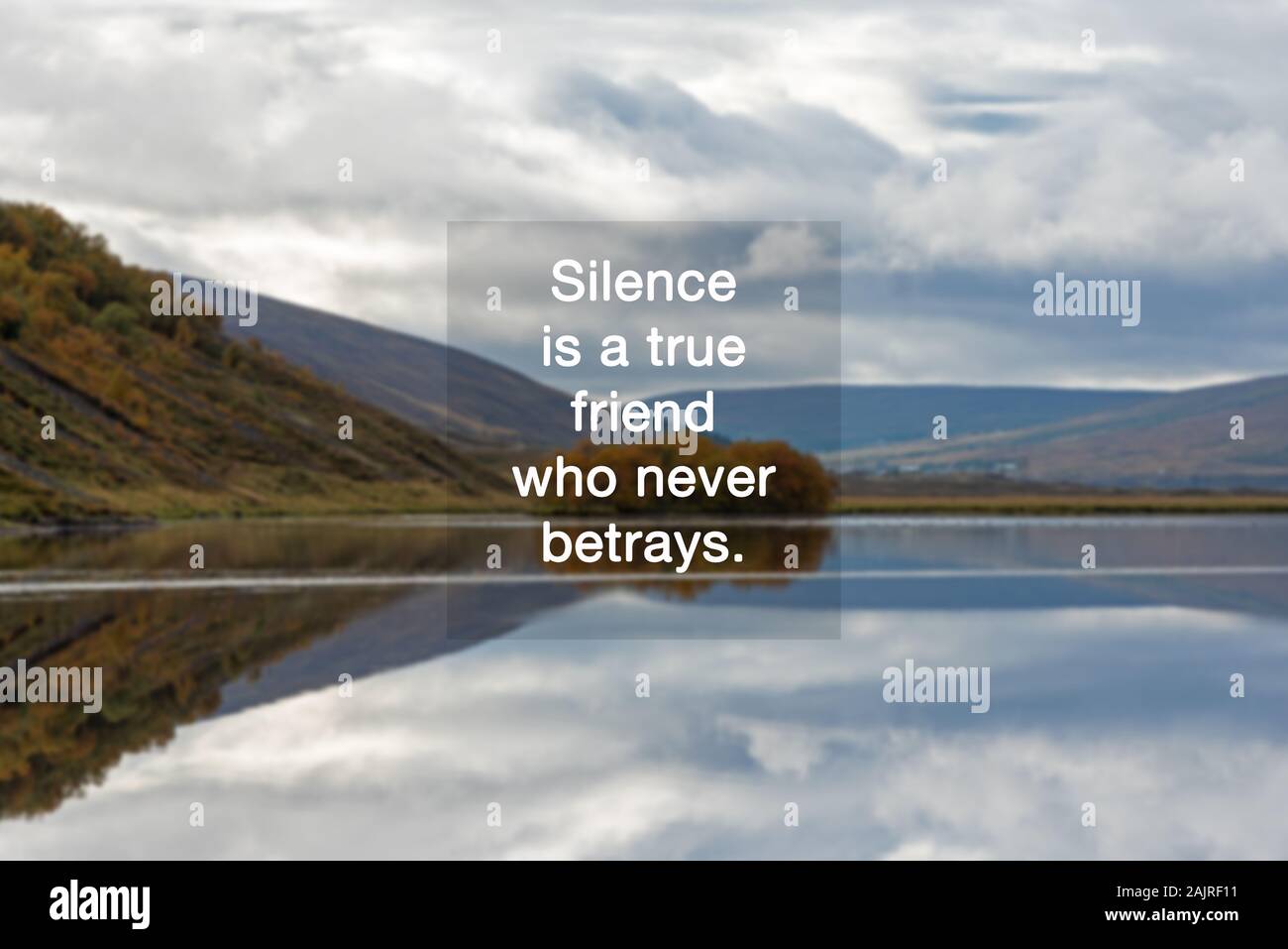 Inspirational Citas - El silencio es un verdadero amigo que no traiciona. Foto de stock