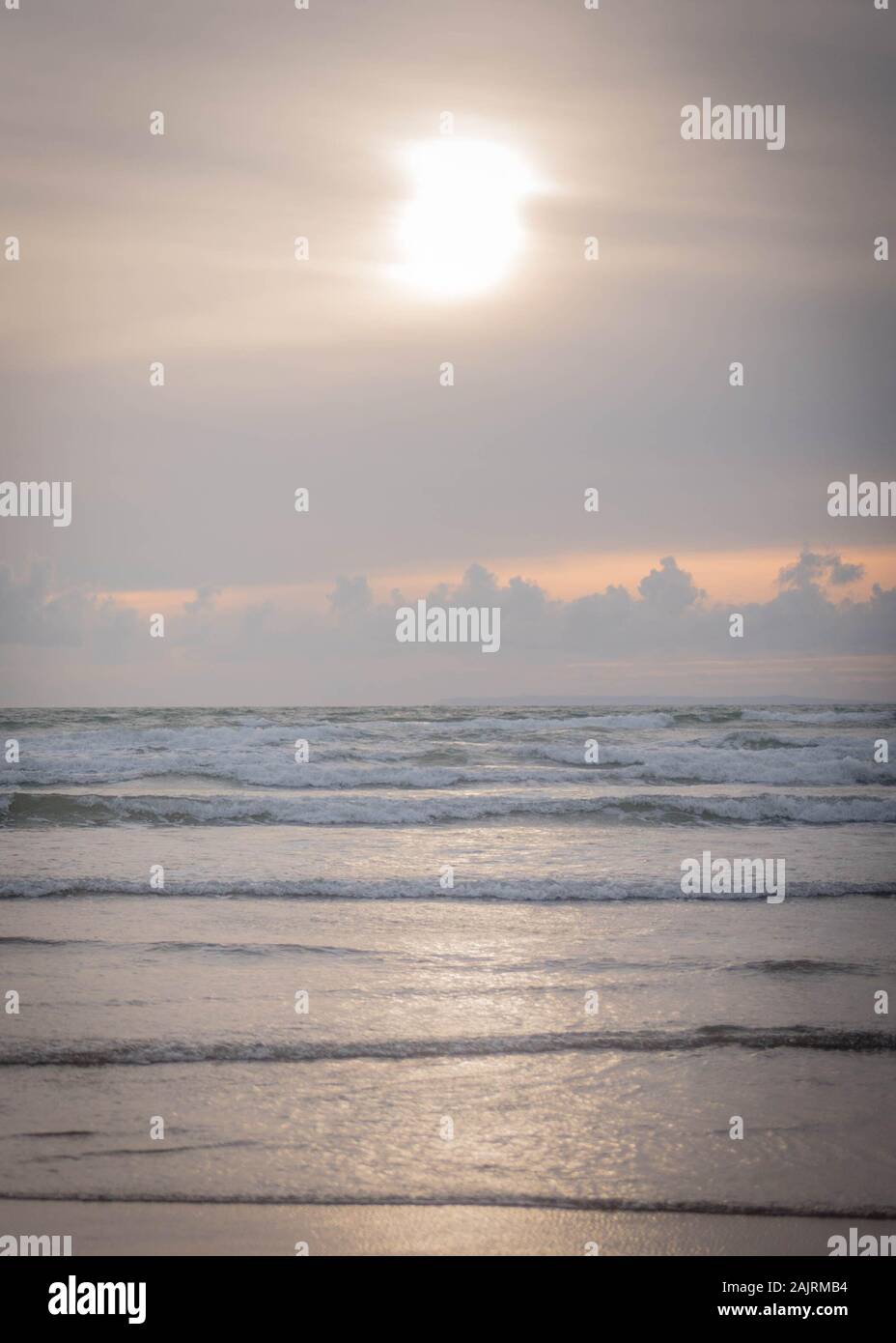 Atardecer en Saunton Sands Beach, en una noche de verano Foto de stock
