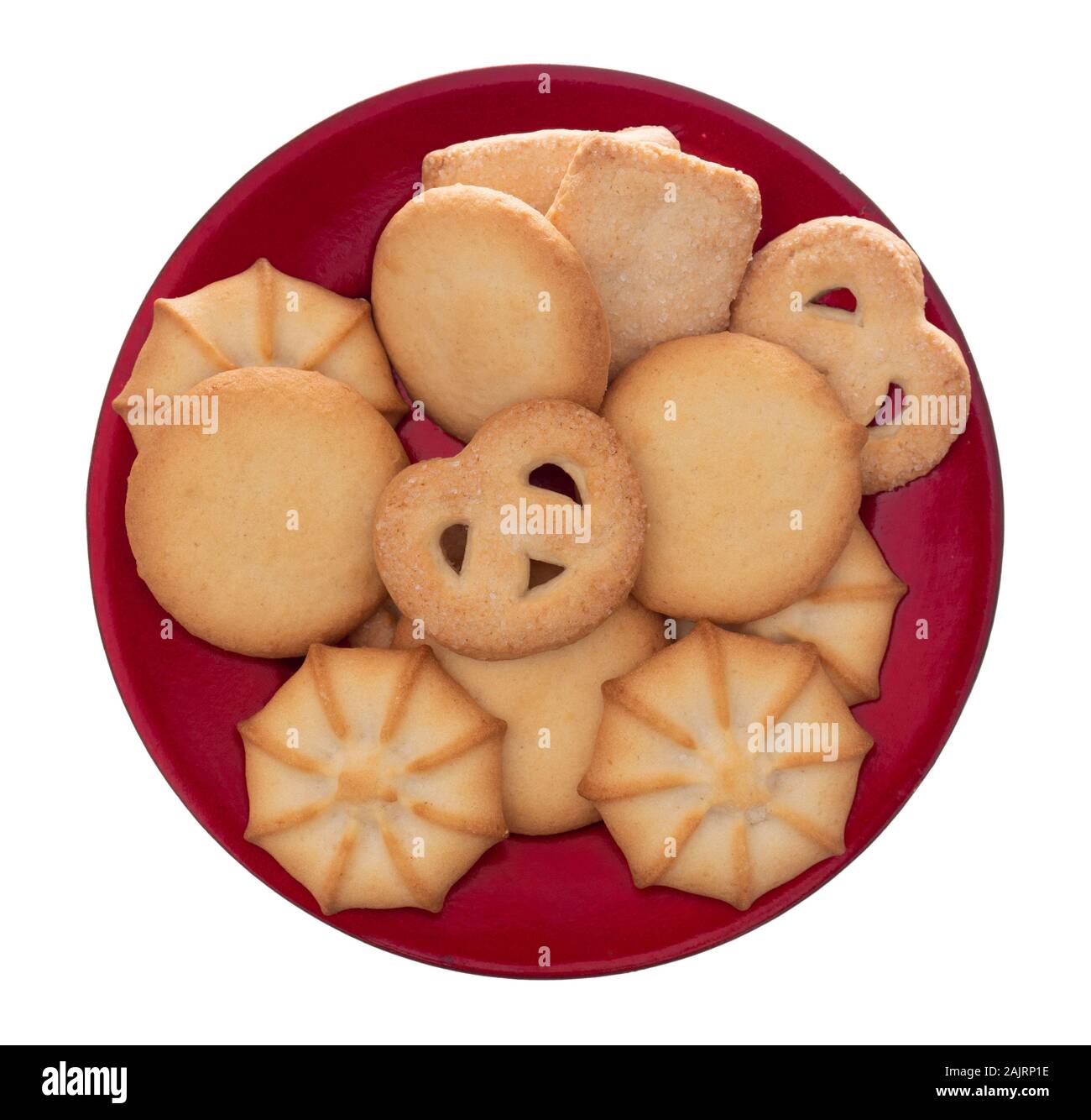 Dulces, galletas dulces, galletas estilo cookies en placa roja, aislado sobre fondo blanco. Foto de stock