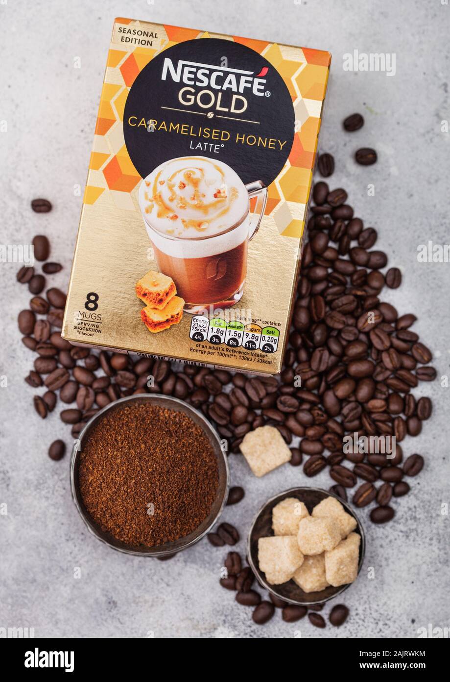 Londres, Reino Unido - 15 de agosto de 2019: Pack de Nescafé Oro Miel  Caramelo Latte con granos de café y terrones de azúcar sobre un fondo claro  Fotografía de stock - Alamy