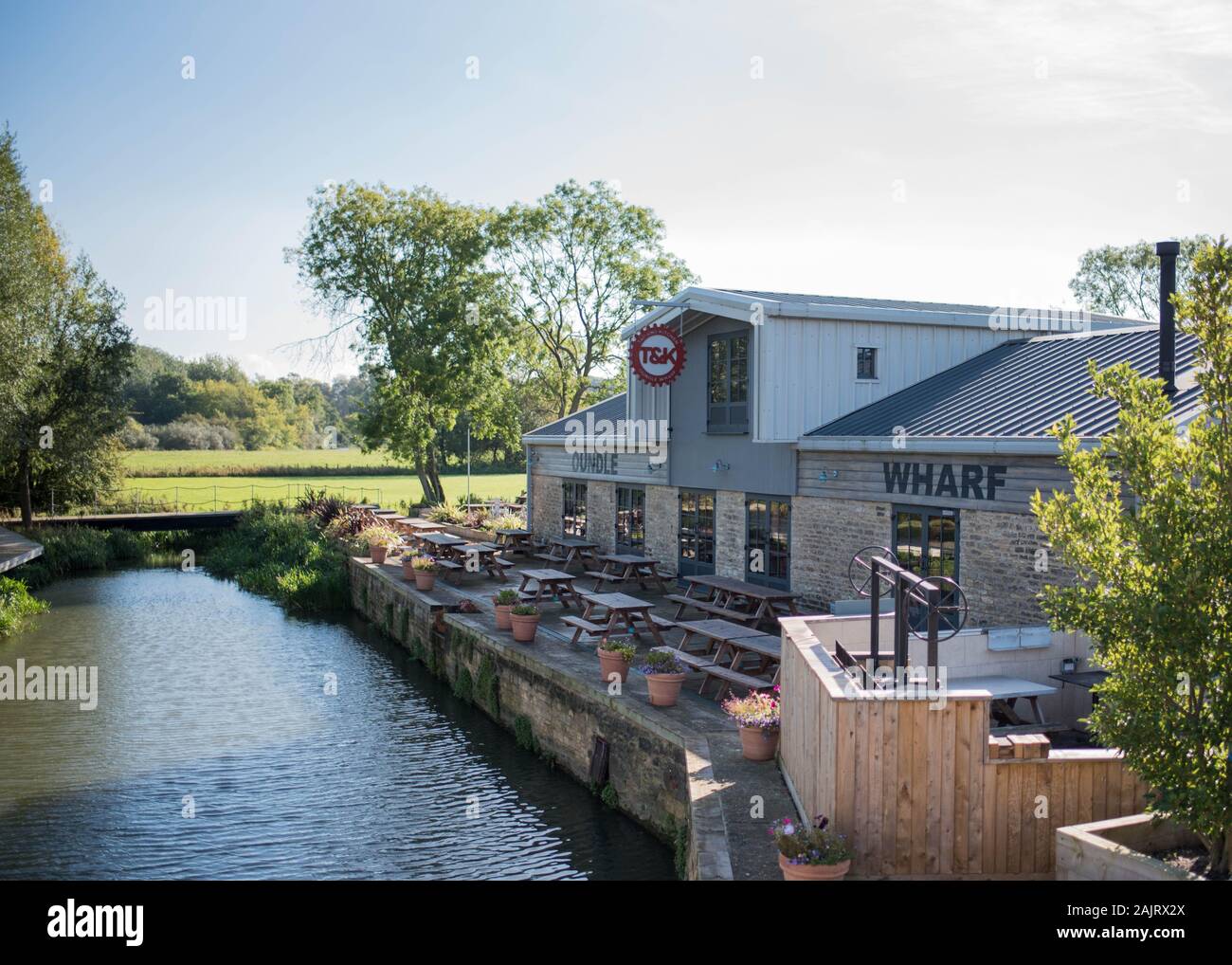 Una vista del restaurante y bar The Tap and Kitchen en Oundle Wharf en Oundle desde el puente Oundle North Bridge - 2016 Foto de stock