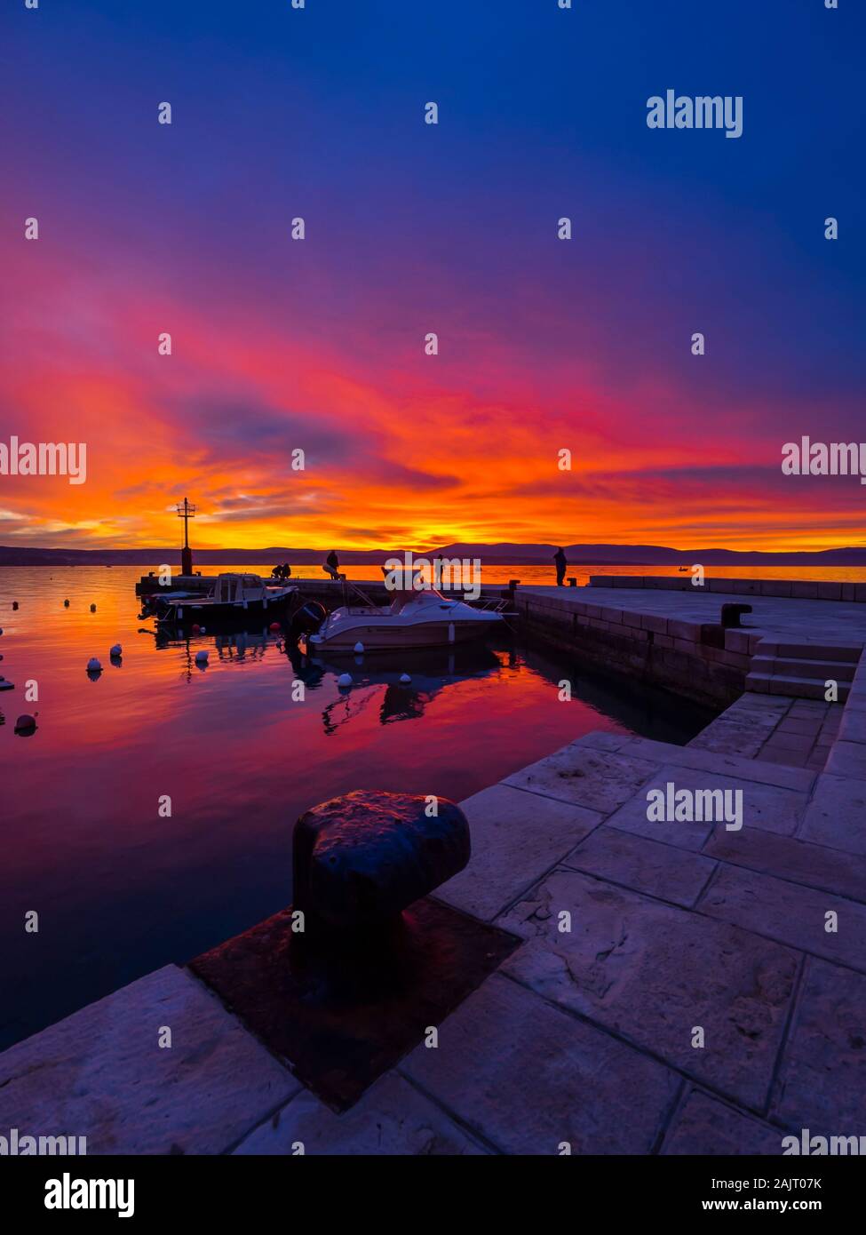 Los pescadores antes del atardecer paisaje en pequeño y tranquilo puerto en Malinska en Croacia Foto de stock