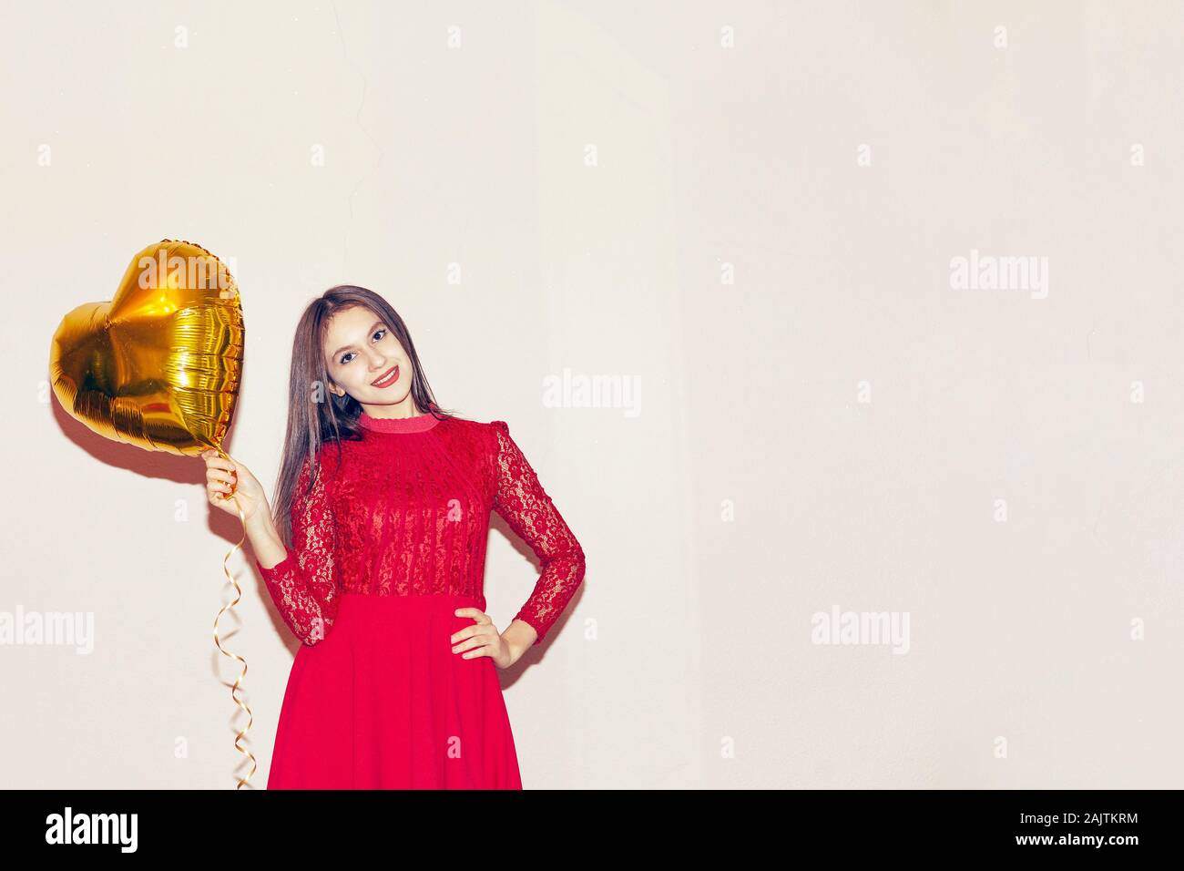 Mujer Hermosa En El Vestido Rojo Tiene Forma De Corazon Globo De Oro Dia De San Valentin Cumpleanos Dia De Las Mujeres Aniversario Celebracion Navidena Concepto Fotografia De Stock Alamy