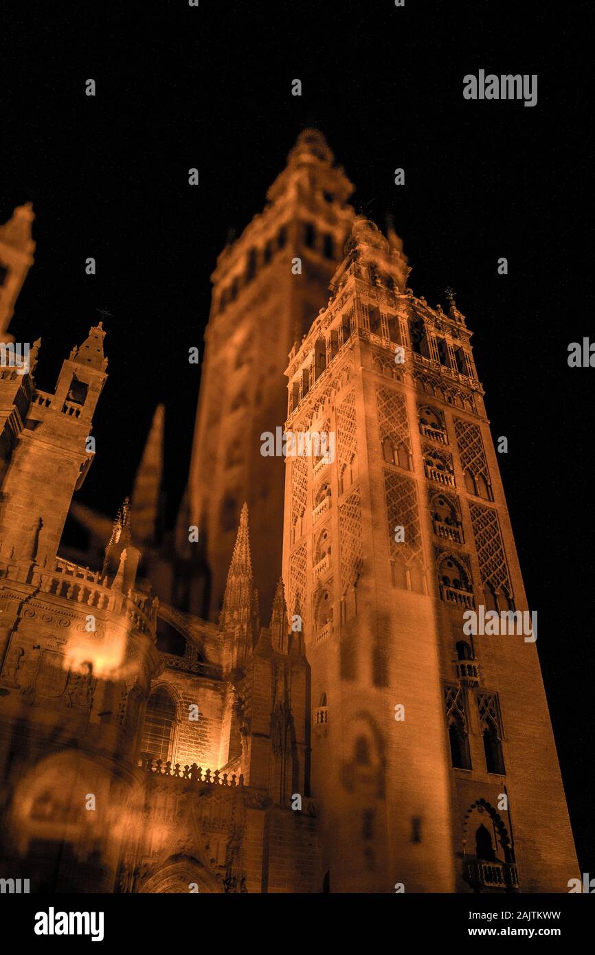 Doble exposición de La Giralda, Sevilla, España, iluminado en la noche Foto de stock