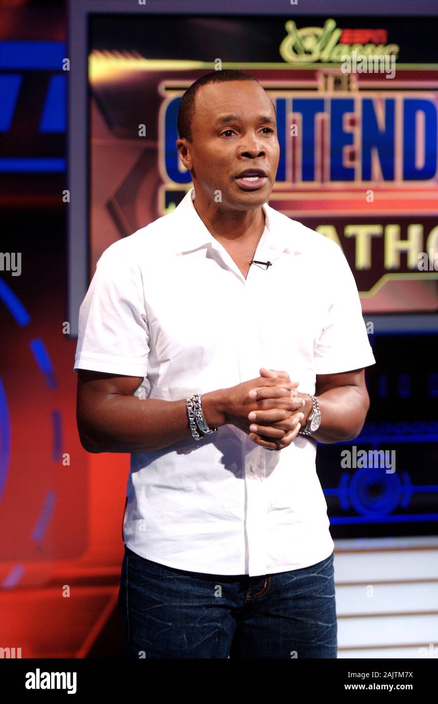 El boxeador profesional y motivador Sugar Ray Leonard es demostrado que aloja el contendiente en un plató de ESPN en Bristol, Connecticut. Foto de stock