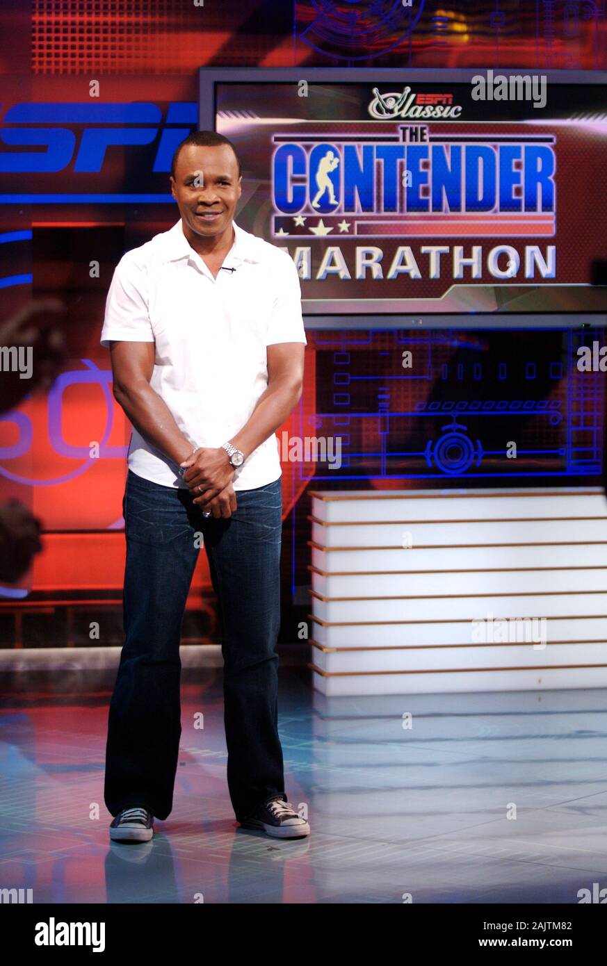 El boxeador profesional y motivador Sugar Ray Leonard es demostrado que aloja el contendiente en un plató de ESPN en Bristol, Connecticut. Foto de stock