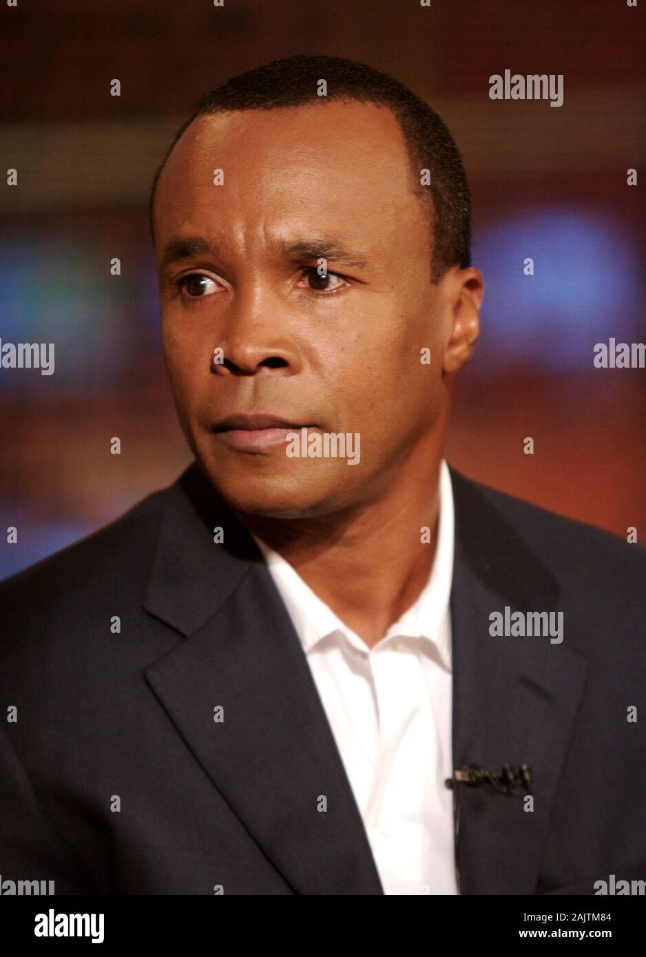 El boxeador profesional y motivador Sugar Ray Leonard es hablando en un plató de ESPN en Bristol, Connecticut. Foto de stock
