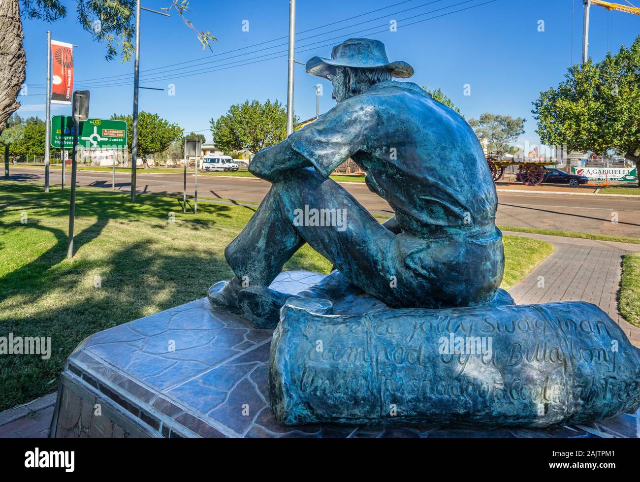 El Jolly Swagman estatua, por la escultora Daphne Mayo, en el centro-oeste de Queensland ciudad outback Winton conmemora el personaje principal de la epopeya b Foto de stock
