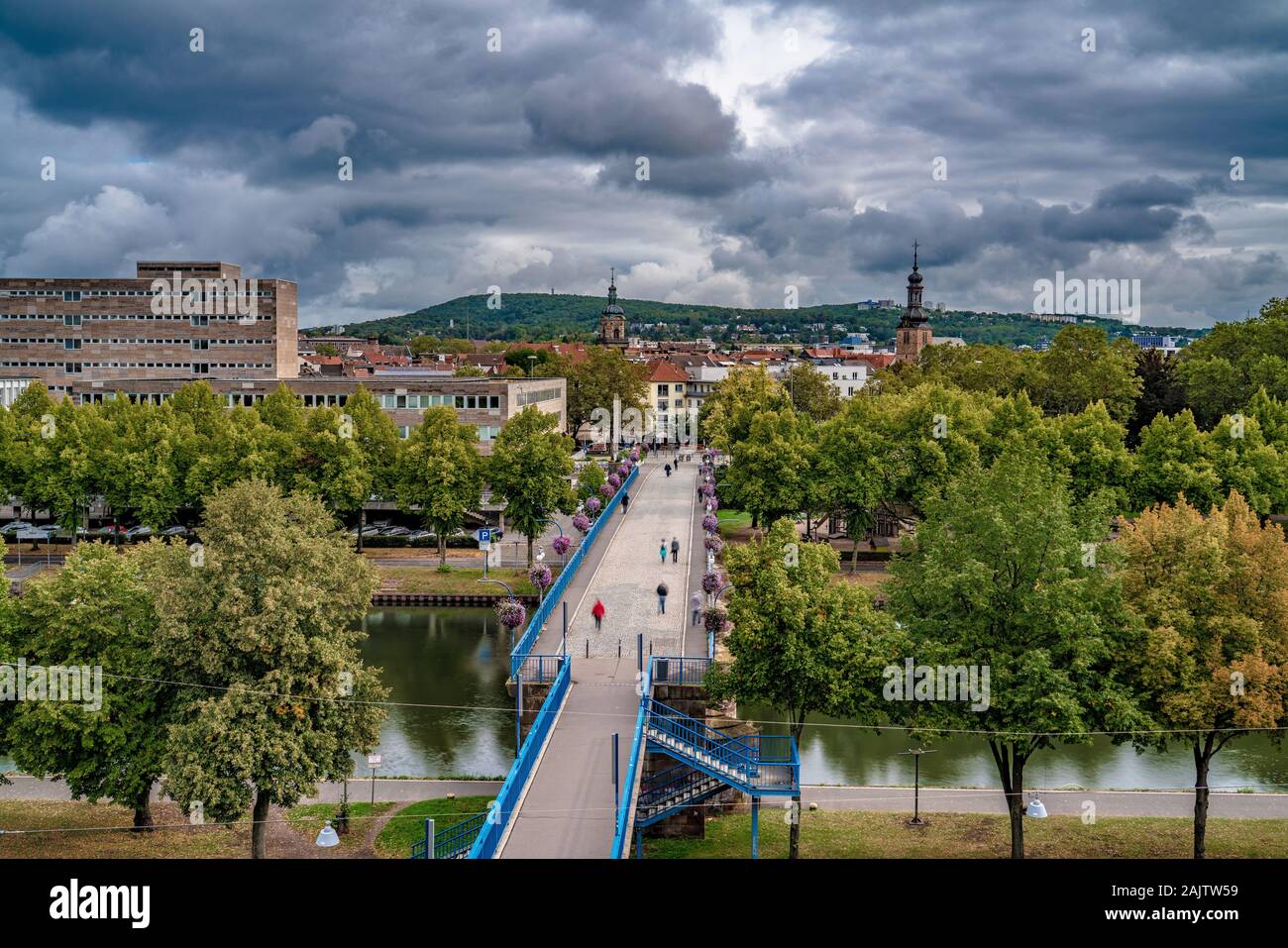 SAARBRUCKEN, Alemania - 23 de septiembre: Esta es una vista del Puente Viejo, un popular destino turístico a lo largo del Río Saar, el 23 de septiembre de 2019 en AEA Foto de stock