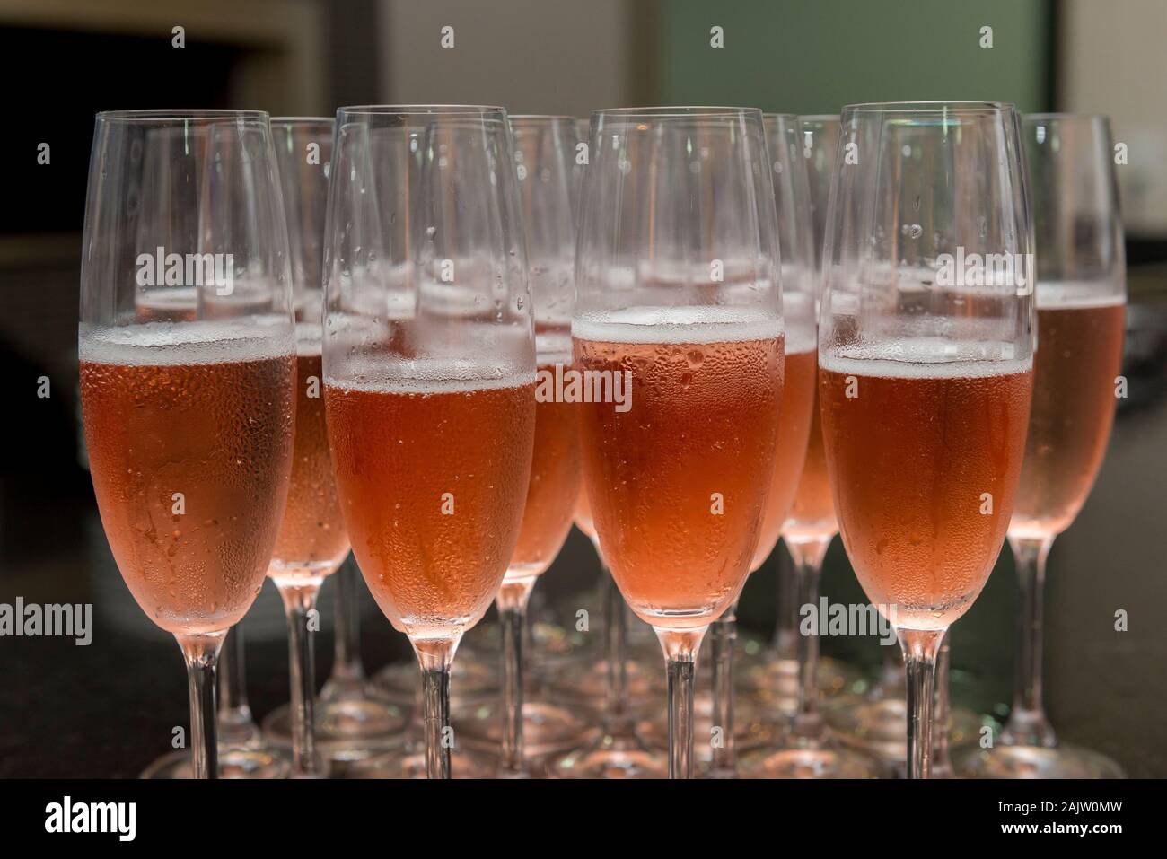 https://c8.alamy.com/compes/2ajw0mw/copas-de-cristal-forradas-llenas-de-champan-en-el-mostrador-de-granito-negro-para-celebrar-el-aniversario-de-oro-tostadas-de-los-50-anos-de-matrimonio-2ajw0mw.jpg