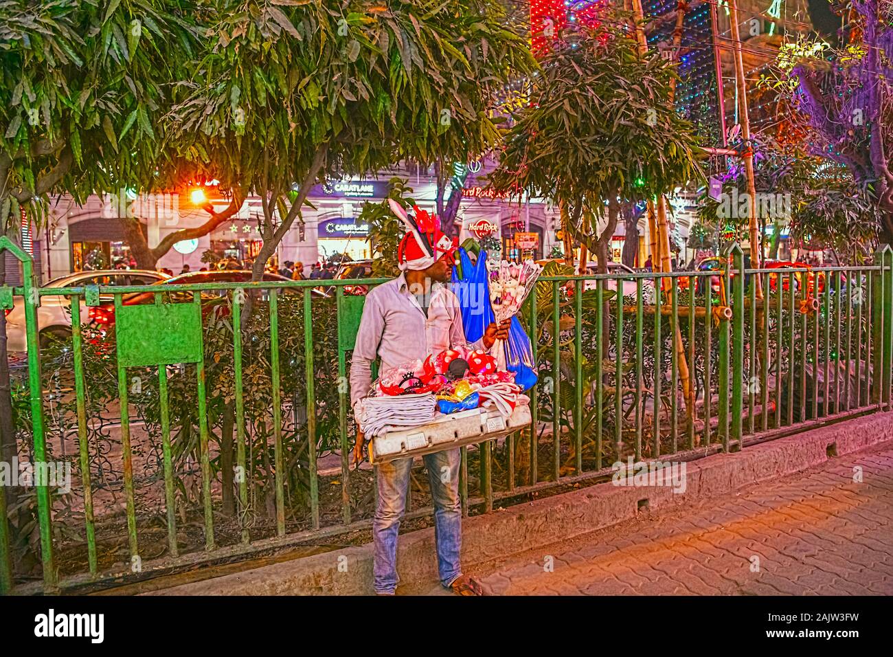 Calle ,hawker,vender,navidad,insignia,productos,Kolkata,navidad,Festival,lugar,,Allen Park, Park Street, India. Foto de stock