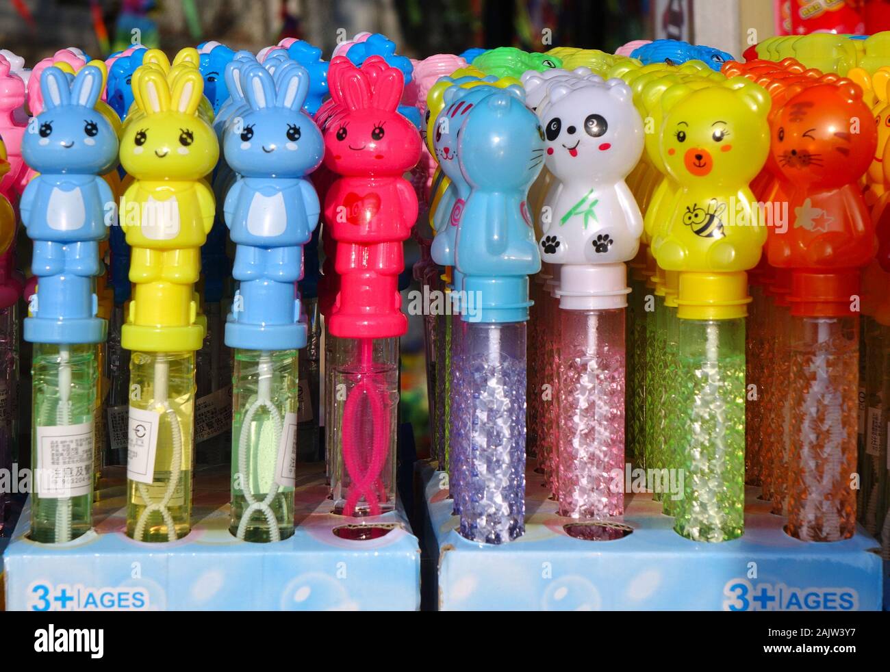 Torpe Puntuación ponerse nervioso KAOHSIUNG, Taiwán -- Diciembre 14, 2019: Un vendedor ambulante vende  coloridos juguetes usados para hacer burbujas de jabón Fotografía de stock  - Alamy