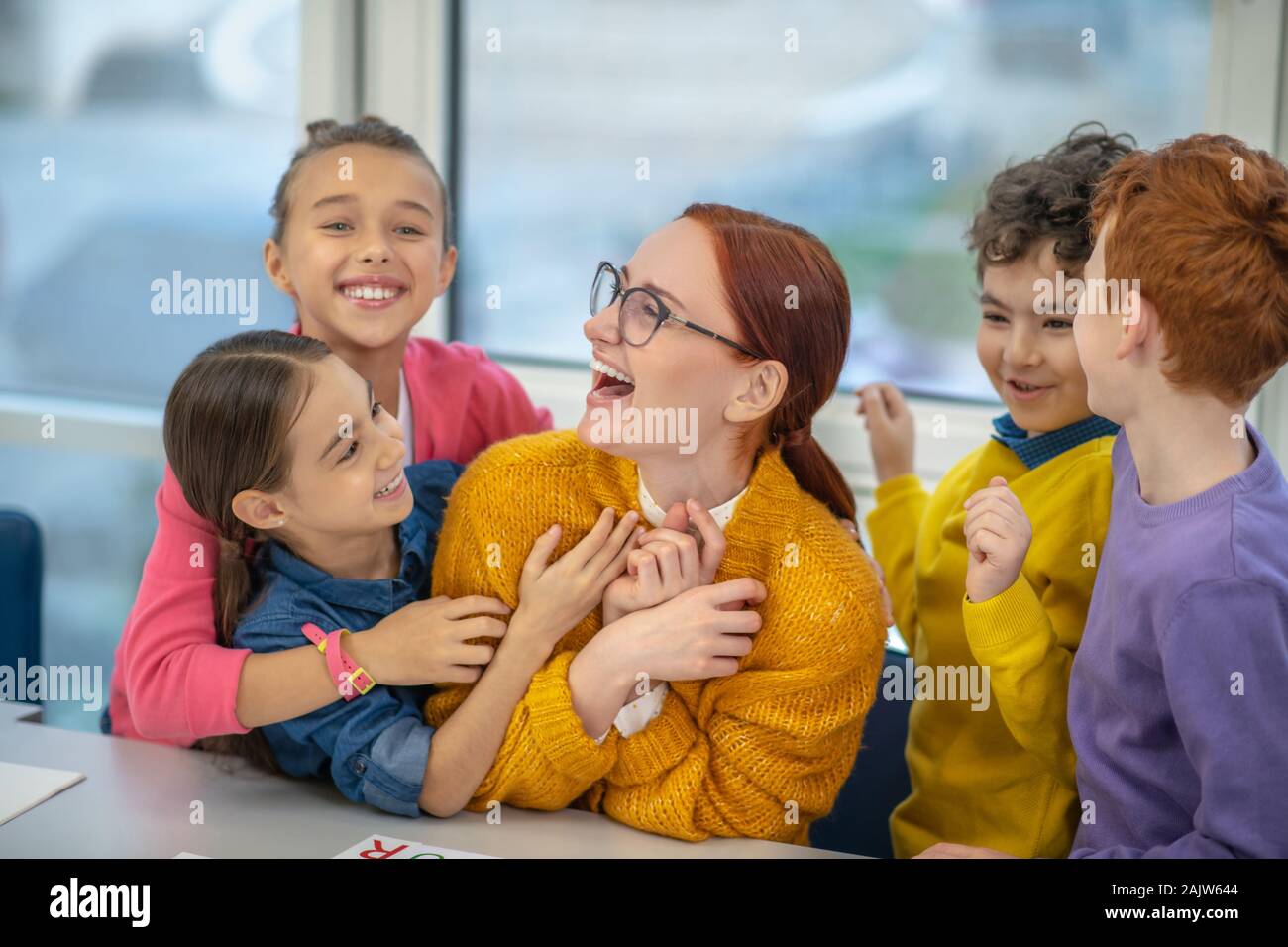 Feliz y gozosa abrazando a sus alumnos maestro favorito Foto de stock