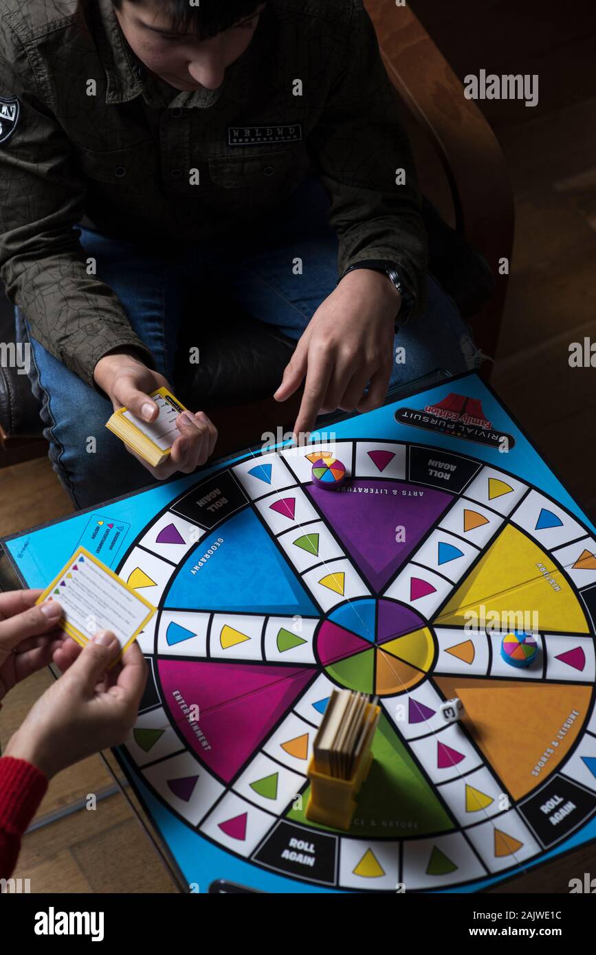 Jugar Trivial Pursuit juego de tablero Fotografía de stock - Alamy
