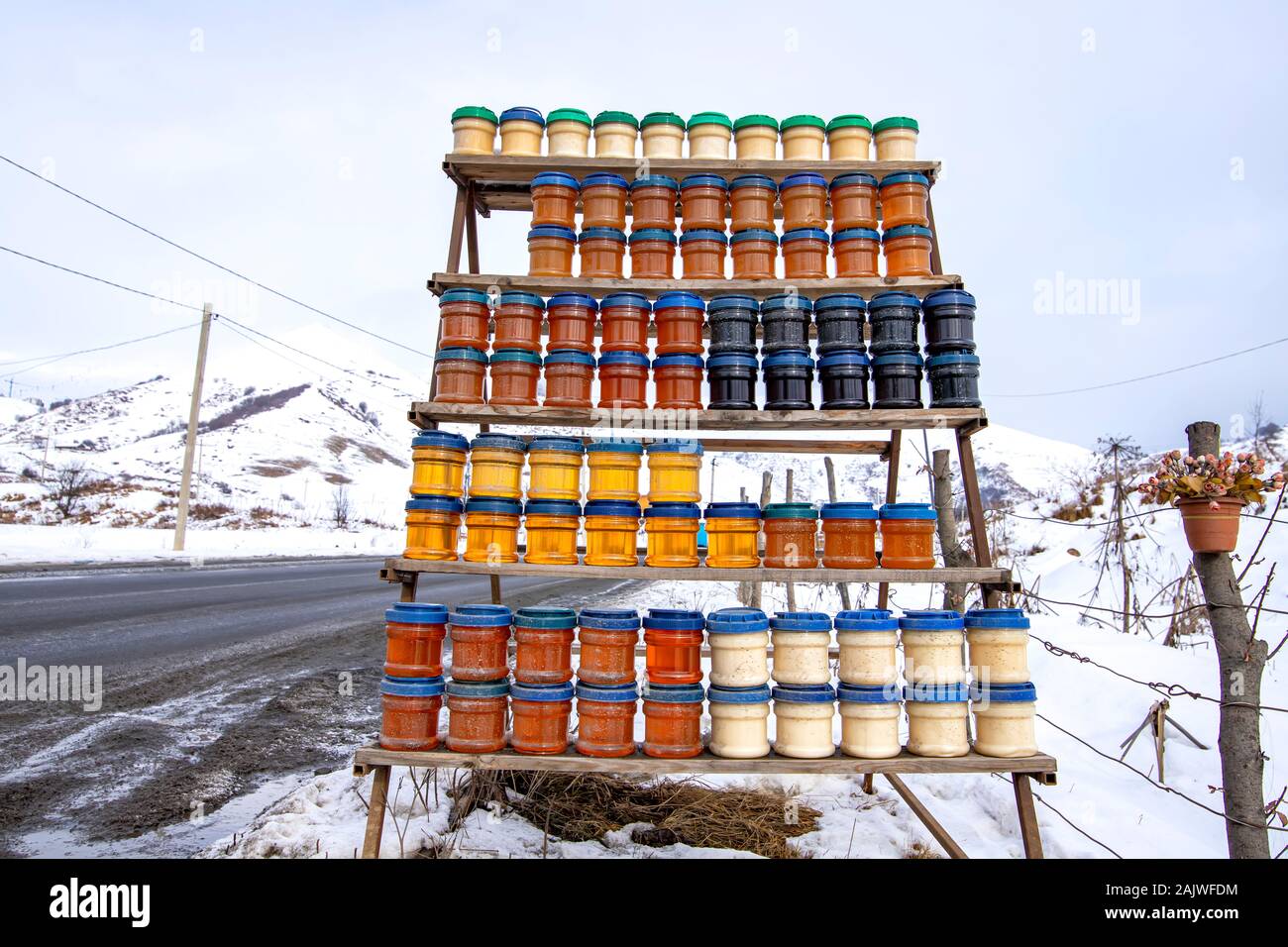 Diggerent frascos de miel en el mercado de carretera. Camino militar georgiano Foto de stock