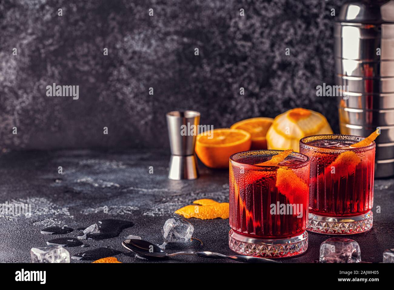 Cóctel Negroni con cáscara de naranja y el hielo, el enfoque selectivo. Foto de stock