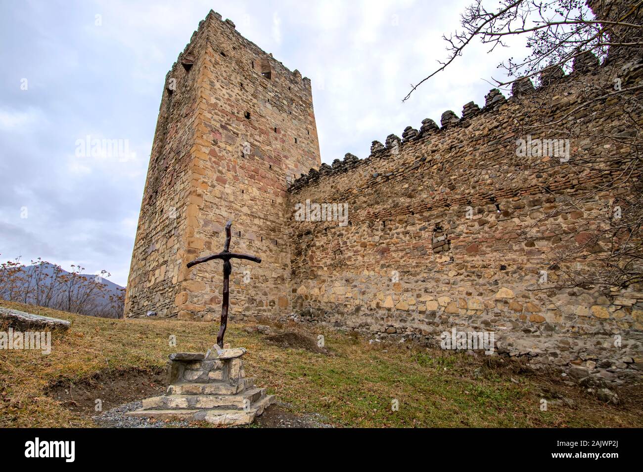 Ananuri histórico castillo fortificado sobre el Río Aragvi en Georgia Foto de stock