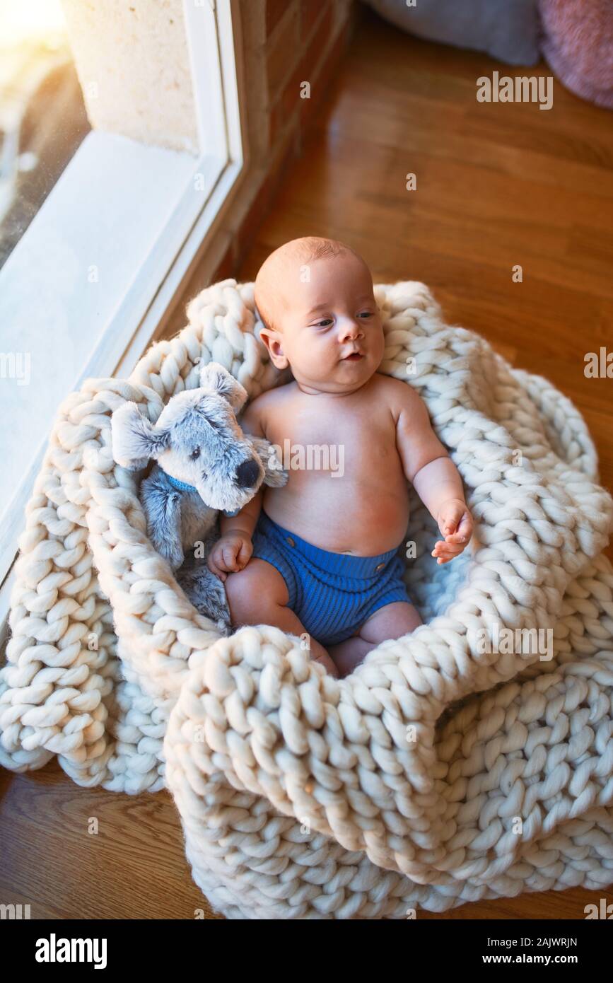 Adorable bebe acostado en el suelo sobre una manta en el hogar. Nacido el  relax y el descanso confortable, con doll Fotografía de stock - Alamy