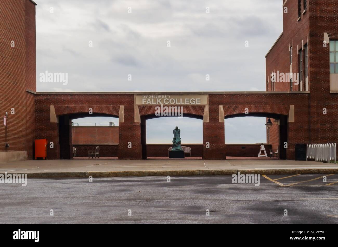 Syracuse, Nueva York, Estados Unidos. A partir del 5 de enero de 2020. Vista de la David B. Falk College del deporte y de la dinámica humana con la estatua de "La lucha Elemental de Ma Foto de stock