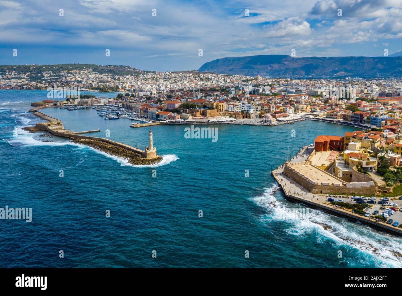 Vista aérea panorámica desde arriba de la ciudad de Chania, en la isla de Creta, Grecia. Monumentos de Grecia, hermosa ciudad veneciana Chania en la isla de Creta. Cha Foto de stock