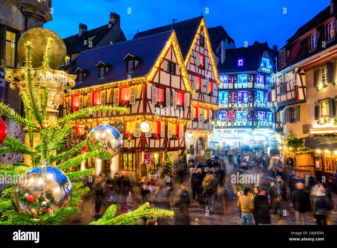 Colmar, Francia - 23 de noviembre 2019: el tradicional mercado de Navidad  iluminado en el casco antiguo