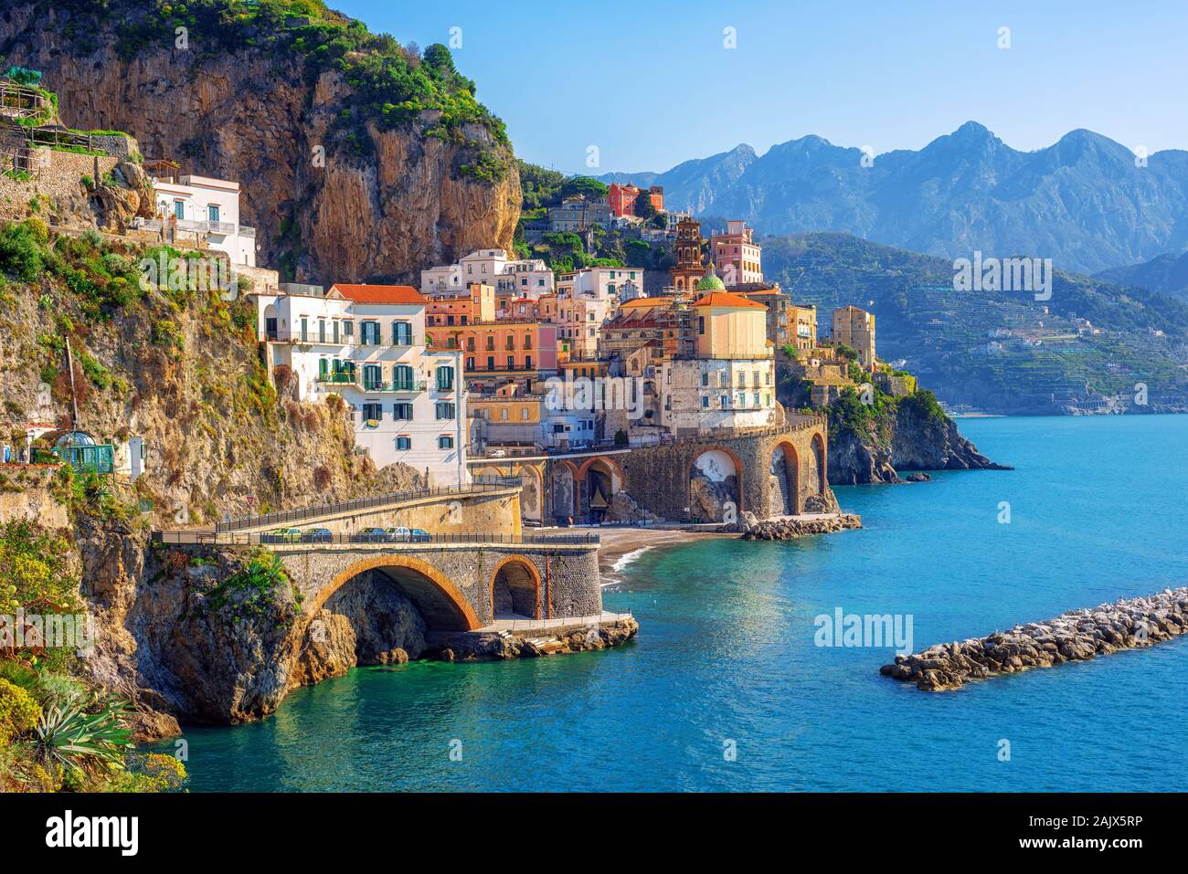 Atrani ciudad por Amalfi en el hermoso mar Mediterráneo en la costa de Amalfi, Nápoles, Italia Foto de stock