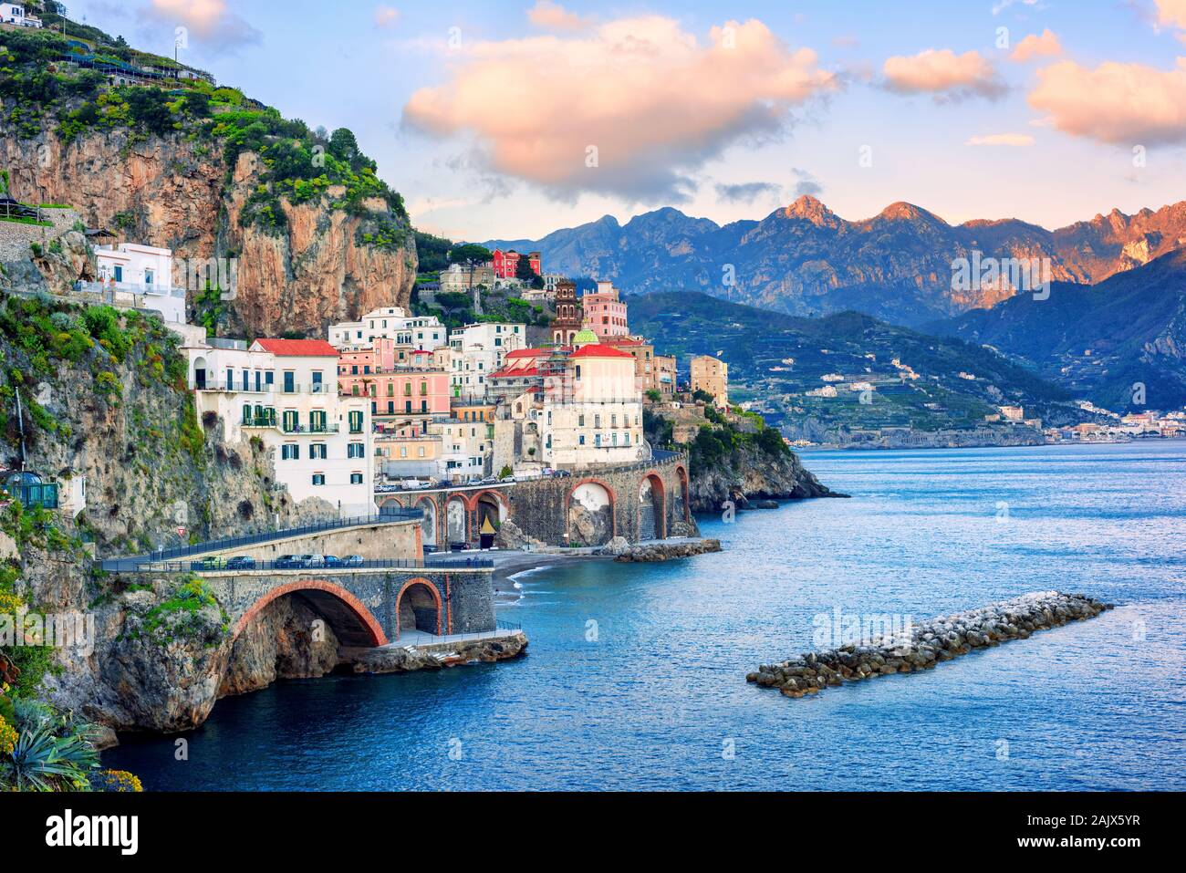En la ciudad de Atrani mediterráneo espectacular costa Amalfi, Nápoles, Italia, en la luz del atardecer Foto de stock