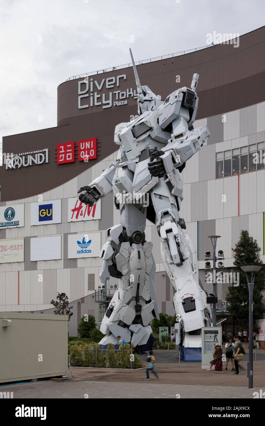 A plena escala Gundam estatua de la serie Mobile Suit Gundam Unicorn está  instalado fuera de Odaiba DiverCity Tokyo Plaza, en Tokio, Japón Fotografía  de stock - Alamy