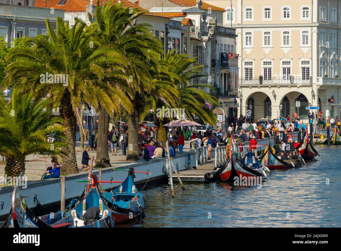 Los turistas de los tradicionales Moliceiro barcos en el canal central en Aveiro Portugal Foto de stock